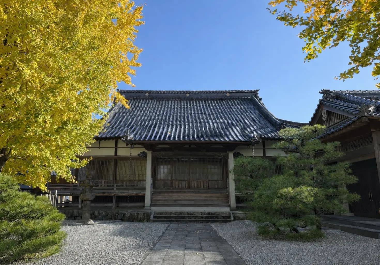 明光寺の境内